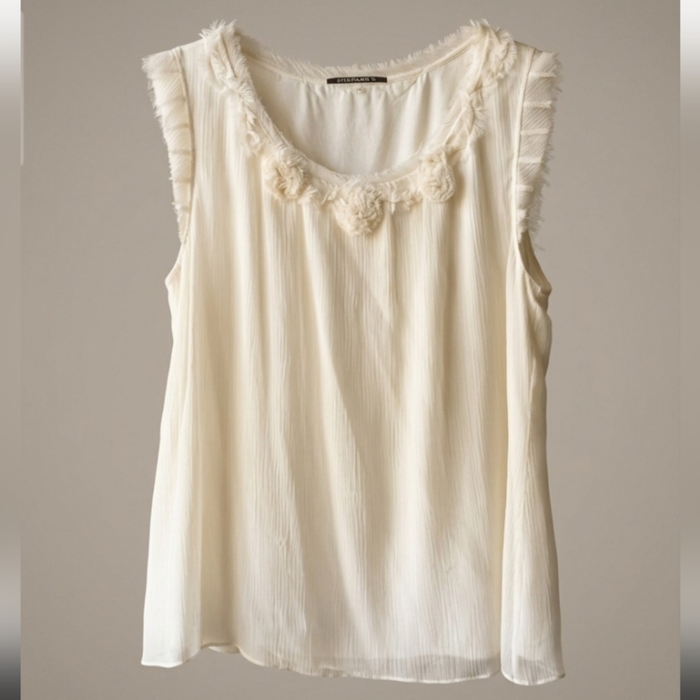 100% silk 💯 Elie Tahari $348USD new
Floral Elegant White Sleeveless Top.